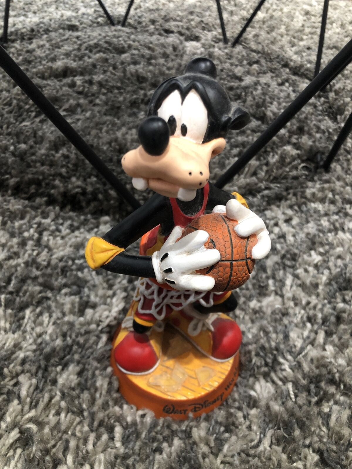 Vintage Walt Disney World Disneyland GOOFY Basketball Bobble Head Figurine